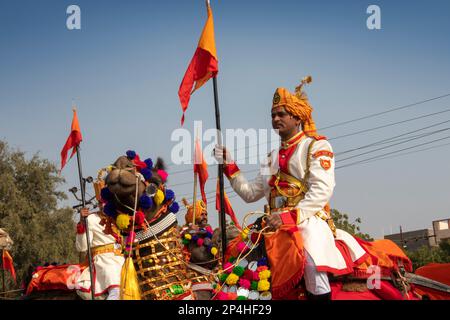 Inde, Rajasthan, Bikaner, Camel Festival Parade, soldats de la Force de sécurité frontalière montés à dos de chameau en uniforme Banque D'Images