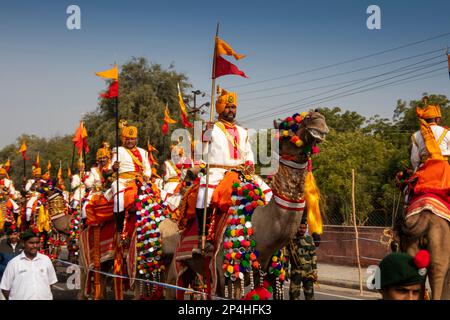 Inde, Rajasthan, Bikaner, Camel Festival Parade, soldats de la Force de sécurité frontalière montés à dos de chameau en uniforme Banque D'Images