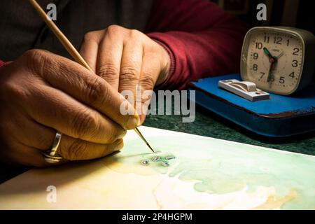 Inde, Rajasthan, Bikaner, Tirham, route municipale, Bikaner miniature Arts, mains de l'artiste Shiv Swami peinture Banque D'Images