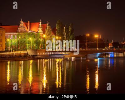 Vue nocturne de la ville de Wroclaw sur la rivière Oder et le musée national. Wroclaw ou Breslau est une vieille ville touristique polonaise Banque D'Images