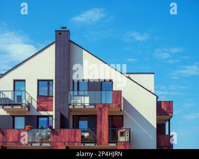 vue de face de la nouvelle maison d'appartement moderne sur fond bleu ciel. Balcons sur une façade de bâtiment Banque D'Images