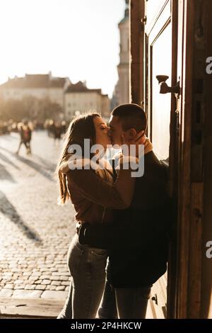 l'homme et une femme embrassent et embrassent les rayons du soleil d'automne Banque D'Images