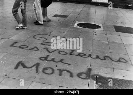 Archives 90ies: 'G7, les voleurs de la planète', graffiti anti-G7, Lyon, France, 1996 Banque D'Images