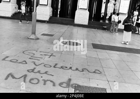 Archives 90ies: 'G7, les voleurs de la planète', graffiti anti-G7, Lyon, France, 1996 Banque D'Images