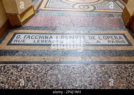 L'étage mosiac à l'entrée de la Galerie Vivienne dans le 2nd arrondissement de Paris. Banque D'Images