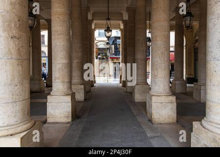 La cour d'entrée du Palais Royal, en direction de la rue de Beaujolais dans le 1st arrondissement de Paris. Banque D'Images