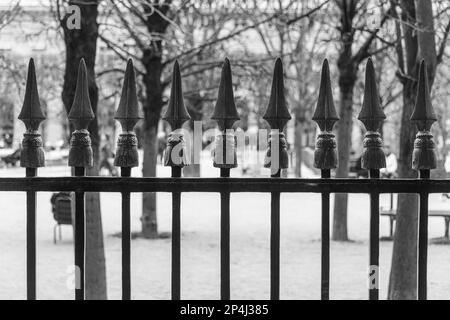 Détail des chemins de fer autour du Palais Royal dans le 1st arrondissement de Paris. Banque D'Images