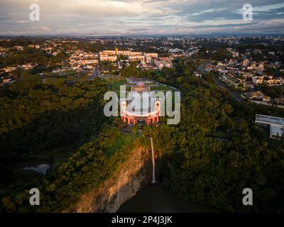 Magnifique vue aérienne au coucher du soleil sur les bâtiments du parc de la ville de Tanguá Banque D'Images