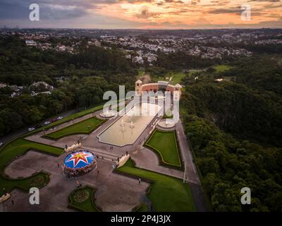 Magnifique vue aérienne au coucher du soleil sur les bâtiments du parc de la ville de Tanguá Banque D'Images