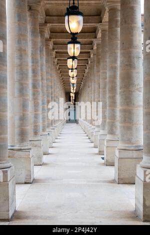 Photo portrait du plafond de l'Arcade et des lampes du Palais Royale dans le 1st arrondissement de Paris. Banque D'Images