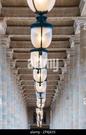 Photo portrait du plafond de l'Arcade et des lampes du Palais Royale dans le 1st arrondissement de Paris. Banque D'Images