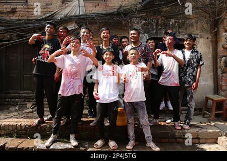 Népal. 6th mars 2023. Les gens célèbrent le Fagu Purnima connu sous le nom de Holi, le festival des couleurs à Bhaktapur Népal lundi. (Credit image: © Amit Machamasi/ZUMA Press Wire) USAGE ÉDITORIAL SEULEMENT! Non destiné À un usage commercial ! Crédit : ZUMA Press, Inc./Alay Live News Banque D'Images