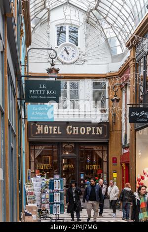 A l'intérieur de l'arcade couverte passage Jouffroy en regardant vers l'Hôtel Chopin, 9th arrondissement de Paris. Banque D'Images