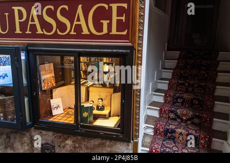 La librairie Librairie du passage à l'intérieur du passage Jouffroy dans le 9th arrondissement de Paris. Banque D'Images