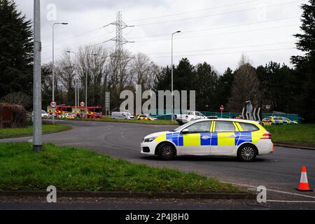 Les services d'urgence sur les lieux de la région de St Mellons à Cardiff où trois personnes qui ont disparu la nuit sont mortes dans un accident de la route. Deux autres personnes qui avaient également été portées disparues ont été transportées à l'hôpital avec des blessures graves. Sophie Russon, 20 ans, Eve Smith, 21 ans, et Darcy Ross, 21, qui avait fait le voyage de Porthcawl, et Rafel Jeanne, 24, et Shane Loughlin, 32, Les deux de Cardiff, avait été vu pour la dernière fois dans la ville dans les premières heures de samedi. Date de la photo: Lundi 6 mars 2023. Banque D'Images