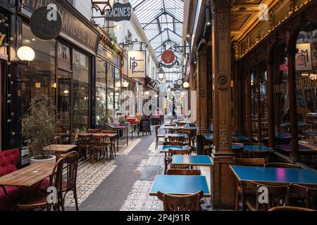 Restaurants en attente de clients dans le passage des Panoramas, Paris France. Banque D'Images