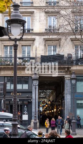 L'entrée au passage des Panoramas couvert de la galerie marchande sur le boulevard Montmartre Paris. Banque D'Images