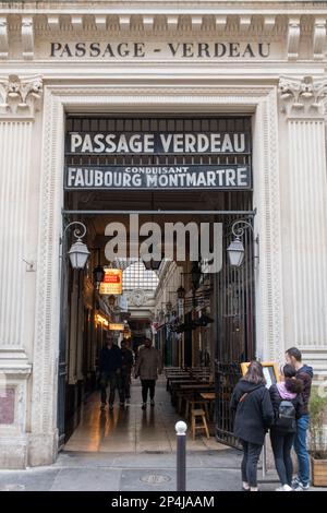 L'entrée du passage Verdeau sur la rue du Faubourg Montmarte, Paris, France. Banque D'Images