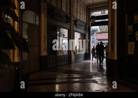 L'intérieur du passage Verdeau à l'entrée de la rue du Faubourg Montmartre. Banque D'Images