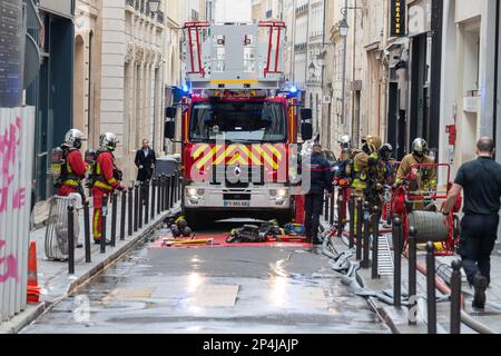 Brigade des pompiers de Paris en cas d'urgence dans la rue de Sentier, Paris. Banque D'Images