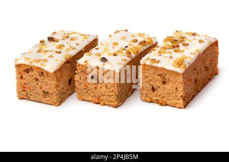 Morceaux de gâteau de carotte maison isolés sur fond blanc gros plan Banque D'Images
