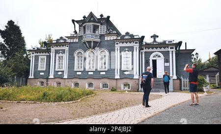 Irkoutsk, Russie - 21 août , 2021: Maison en bois d'époque avec des fenêtres sculptées. Musée des démembristes du mémorial régional d'Irkoutsk. Volkonsky House à Irkoutsk Banque D'Images