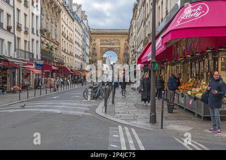 Rue du Faubourg Saint-Denis en direction de l'arche triomphale porte Saint-Denis à Paris. Banque D'Images