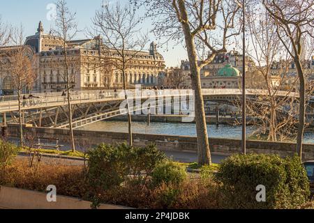 Le pont Passerelle Léopold-Sédar-Senghor sur la Seine à Paris. Banque D'Images