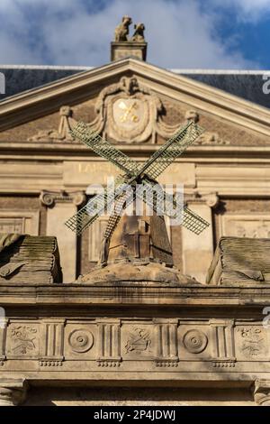 Une statue de moulin à vent située dans le musée de lakenhal Banque D'Images