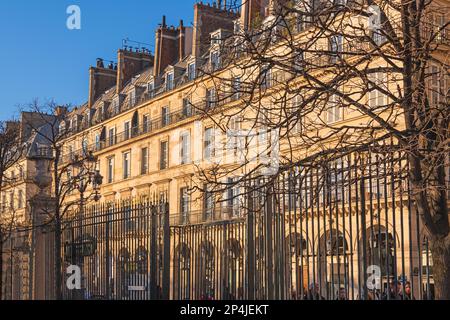 Immeuble d'appartements sur la rue de Rivoli dans le quartier du 1st arrondissement de Paris. Banque D'Images