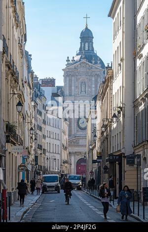 Rue de Sévigne dans le quartier du Marais de Paris, l'église jésuite catholique romaine Église Saint-Paul-Saint-Louis est visible au bout de la route. Banque D'Images
