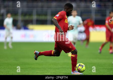 Samuel Umtiti de nous Lecce regarde pendant la série Un match entre le FC Internazionale et nous Lecce au Stadio Giuseppe Meazza sur 5 mars 2023 à Milan Italie . Banque D'Images