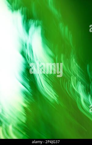 Spirale verte d'étincelles tourbillonnant autour.effets de lumière spirale dans les couleurs vert vif. Banque D'Images