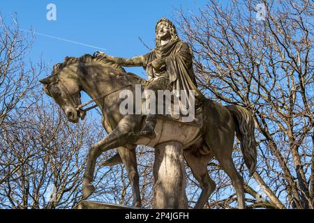 La statue de Louie XIII sur la place des Vosges, Marais, Paris. Banque D'Images