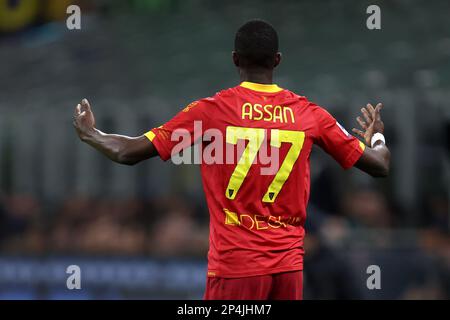 Milan, Italie. 05th mars 2023. Assan Ceesay de nous Lecce gestes pendant la série Un match entre le FC Internazionale et nous Lecce au Stadio Giuseppe Meazza sur 5 mars 2023 à Milan Italie . Credit: Marco Canoniero / Alamy Live News Banque D'Images