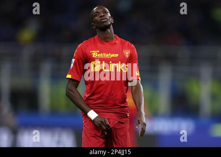 Milan, Italie. 05th mars 2023. Assan Ceesay of US Lecce regarde pendant la série Un match entre le FC Internazionale et nous Lecce au Stadio Giuseppe Meazza sur 5 mars 2023 à Milan Italie . Credit: Marco Canoniero / Alamy Live News Banque D'Images