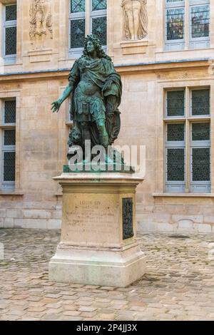 Statue du roi Louis XIV d'Antoine Coysevox dans la cour principale du Musée Carnavalet, Paris, France. Banque D'Images