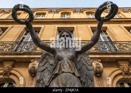 La statue allégorique de la victoire dans la Cour de la victoire au Musée Carnavalet, Paris, France. Banque D'Images