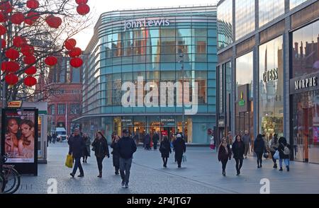 John Lewis, grand magasin phare de Liverpool One, Winter Shoppers, Paradise Street, Liverpool, Merseyside, ANGLETERRE, ROYAUME-UNI, L1 3EU Banque D'Images