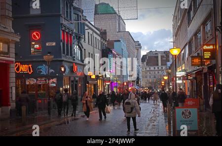 Une rue animée de Bold Street au crépuscule, Liverpool, Merseyside, Angleterre, Royaume-Uni, L1 4EZ - zone de ropewwalks du centre-ville Banque D'Images