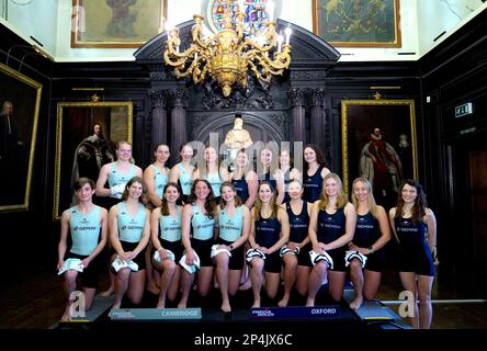 Cambridge Women's Freya Keto, Isabella Bastian, Claire Brillon, Caoimhe Dempsey, James Trotman, Carina Graf, Rosa Millard, Jenna Armstrong et Alex Riddell-Webster posent pour une photo aux côtés d'Oxford Women's Esther Austin, Sarah Marshall, Freya Willis, Allison Carrington, Laurel Kaye, Claire Aitken, Sara Helin, Ella Stadler et Tara Slade lors de l'annonce de la course de bateaux Gemini 2023 à la salle des apothiecaries, Black Friars Lane, Londres. Date de la photo: Lundi 6 mars 2023. Banque D'Images