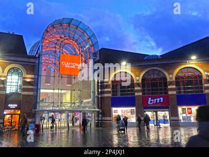 Amateurs de shopping au crépuscule au centre commercial Clayton Square, toit en verre, Great Charlotte Street, Liverpool, Merseyside, Angleterre, ROYAUME-UNI, L1 1QR Banque D'Images