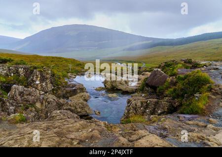 Glencassy, Royaume-Uni - 01 octobre 2022: Visiteur randonnée le long du sentier de la Fée pools, dans l'île de Skye, Hébrides intérieures, Écosse, Royaume-Uni Banque D'Images