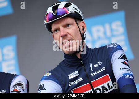 Belge Tim Declercq de Soudal Quick-Step photographié lors de la présentation de l'écurie avant la deuxième étape de l'édition 81st de la course cycliste Paris-Nice de huit jours, de Bazainville à Fontainebleau (163,7 km) en France, lundi 06 mars 2023. BELGA PHOTO DAVID PINTENS Banque D'Images