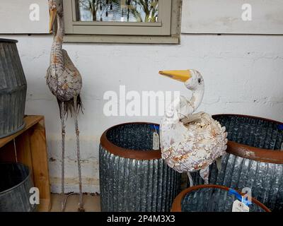 Un étalage décoratif de pots en métal et de cigognes ornementales. Banque D'Images