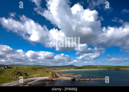 Vue sur Sandend en été sur la côte du Moray à Aberdeenshire, Écosse, Royaume-Uni Banque D'Images