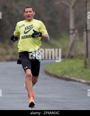 Eastbourne, Royaume-Uni. 5th mars 2023. Les coureurs franchissant le point de 4 miles au semi-marathon d'Eastbourne. Credit: Newspics UK South/Alay Live News Banque D'Images