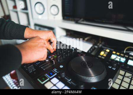 gros plan du musicien qui mélange le son sur son appareil électronique, le concept de musique. Photo de haute qualité Banque D'Images