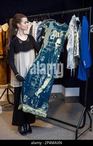 Londres, Royaume-Uni. 6 mars 2023. Un membre du personnel présente "une robe maxi "combat contre le racisme", 1997, par Jean Paul Gaultier (est. £800 - £1 200) à un aperçu de la vente de sacs à main et mode de Bonhams Designer qui a lieu dans les galeries Bonhams Knightsbridge le 9 mars 2023. Credit: Stephen Chung / Alamy Live News Banque D'Images