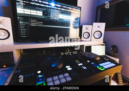 01.15.2023 - Varsovie, Pologne - prise de vue complète d'un studio à domicile avec synthétiseurs sonores, haut-parleurs, écran et guitares. Photo de haute qualité Banque D'Images